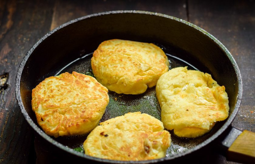 1. Этап. Манники с творогом на сковороде: Жарьте манники с творогом на сковороде по 3 минуты с каждой стороны.