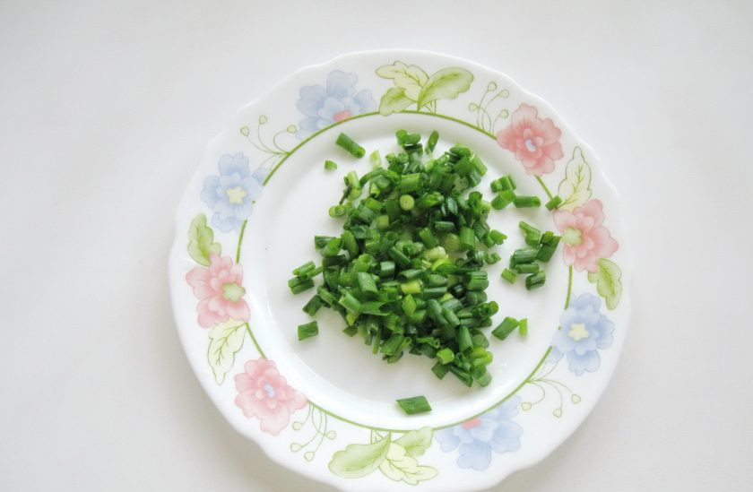 1. Этап. Салат с картофелем пай: Зеленый лук помойте и мелко нарежьте.