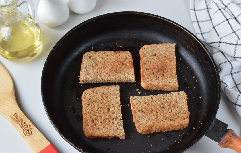 1. Этап. Бутерброды с паштетом из печени: Пока паштет остынет, нарежьте ржаной хлеб и подсушите в сухой сковородке до золотистой корочки.