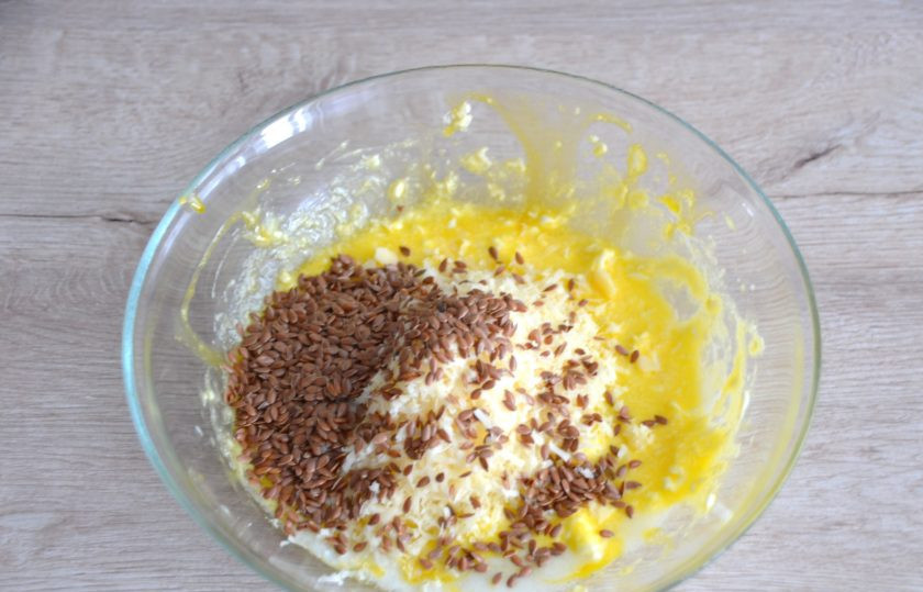 1. Этап. Бездрожжевой кето-хлеб: Всыпьте туда же льняное семя.