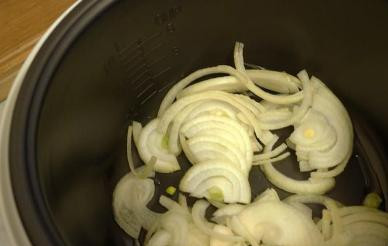 1. Этап. Филе утки в мультиварке: Наливаем в чашу мультиварки масло и выкладываем лук. Включаем мультиварку на режим 