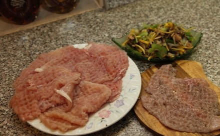 1. Этап. Куриные рулеты в молоке: Куриные грудки нарезаем отбиваем молоточком, солим и перчим со всех сторон. Все овощи и грибы мелко нарезаем и обжариваем на оливковом масле до полуготовности.