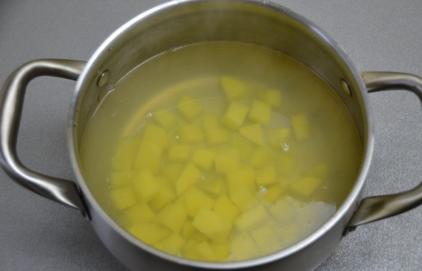 1. Этап. Овощной суп с гречкой: Добавьте в овощной бульон порезанный кубиком картофель.