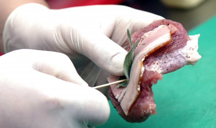 1. Этап. Сальтимбокка из свинины: Чтобы в процессе термической обработки ваше блюдо не распалось, скрепите его самыми обычными зубочистками, проткнув ими свинину, бекон и листья шалфея.