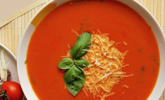 1. Этап. Томатный суп с сыром: Смешиваем заправку с томатной массой. Можно еще раз пройтись блендером для достижения идеальной однородности супа. Сверху кладем тертый сыр и свежую зелень. Приятного аппетита!