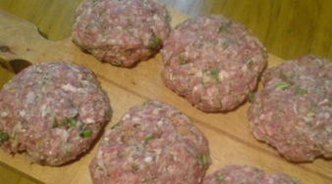 1. Этап. Бифштекс из фарша: Из полученного фарша мокрыми руками сформировать бифштексы. Придать круглую форму. Толщина бифштекса приблизительно полтора сантиметра.