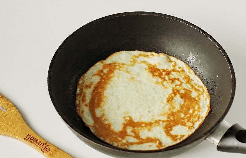 1. Этап. Блины на желтках: Блины обжаривайте с двух сторон до готовности.