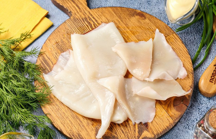 1. Этап. Кальмары фаршированные грибами на сковороде: У подготовленных кальмаров срежьте плавники и нарежьте их кубиками.