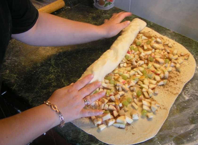 1. Этап. Слоеный рулет с яблоками: 4. Заворачиваем наш штрудель: сразу закрываем края, а затем начинаем его заворачивать (по типу фаршированных блинчиков).