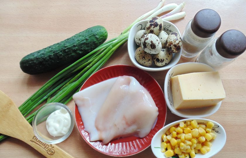 1. Этап. Салат с кальмарами и перепелиными яйцами: Подготовьте ингредиенты для приготовления салата.