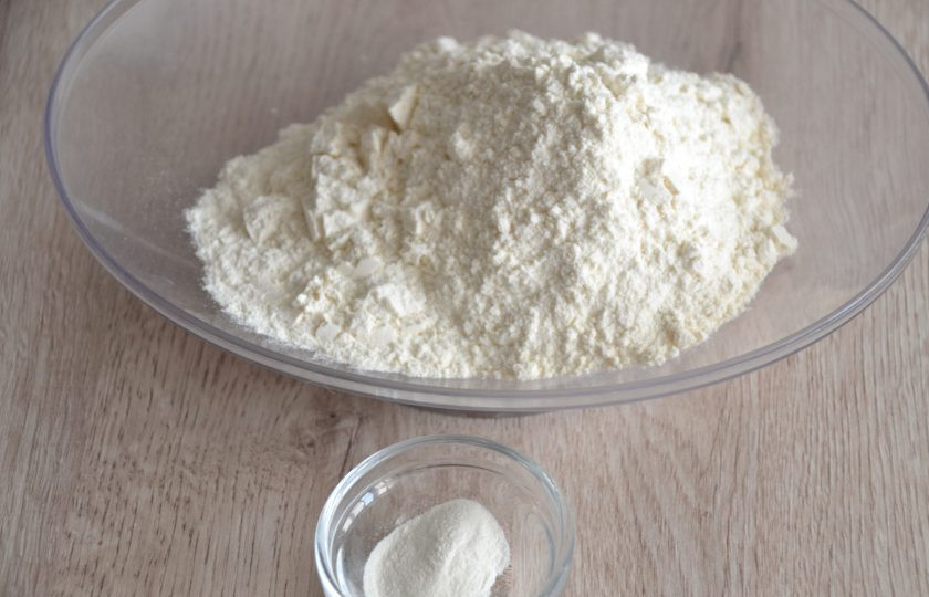 1. Этап. Цветаевский пирог с абрикосами: Соедините муку с разрыхлителем.