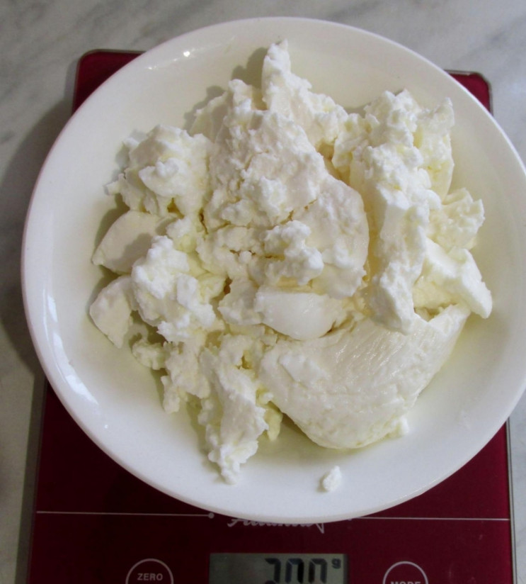 1. Этап. Диетический десерт из клубники: 1. Отмеряю необходимое количество творога, у меня домашний, он нежирный. Отделяю зеленые веточки от ягод, мою клубнику. Смешиваю клубнику с сахаром, перетираю до однообразной массы. Несколько ягод оставляю для украшения.