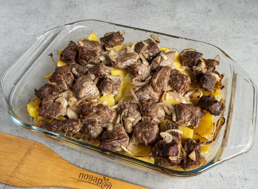 1. Этап. Лосятина с картошкой в духовке: Затем снимите фольгу и запекайте ещё 10-15 минут. Блюдо готово! Подавайте украсив свежей зеленью.