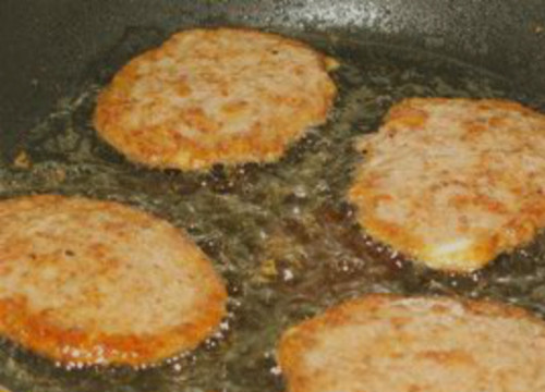 1. Этап. Лепешки из печени: 5. Сформируйте теперь небольшие лепешки, выложите их на разогретую сковородку с растительным маслом. Обжаривайте лепешки с двух сторон примерно по 5-7 минут на среднем огне, до образования румяной корочки.