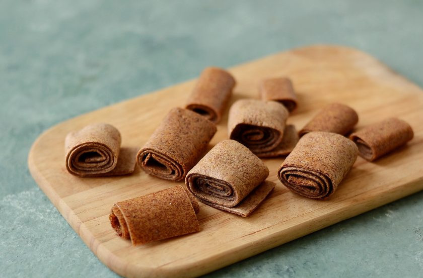 1. Этап. Банановая пастила: Затем быстро разрежьте лист пастилы на полосы и скатайте в трубочки.