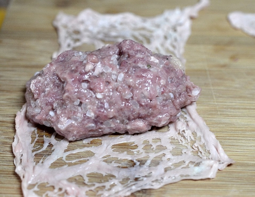 1. Этап. Шахлет: Всё перемешайте. Не забудьте посолить и поперчить. На жировую плёнку или тонкие ломтики сала выложите небольшие котлетки из полученного фарша .