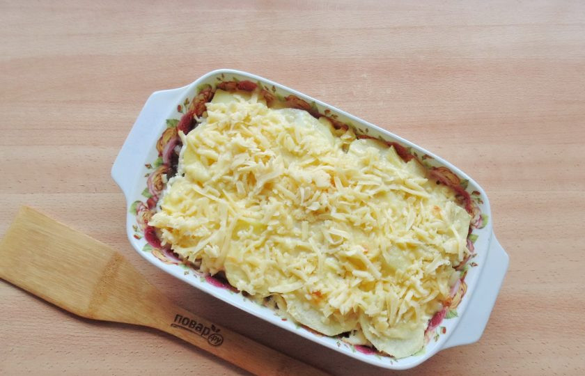 1. Этап. Сырная запеканка: Остальной твердый сыр также натрите на терке и посыпьте запеканку.