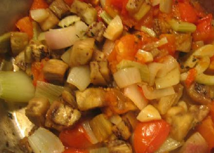 1. Этап. Вуду Фрикасе: Смешайте баклажаны, лук-шалот, цыган, укроп, чеснок и оливковое масло с тимьяном. Поджаривайте в сковороде при 415F до мягкости. Добавьте томатную пасту и паприку. Тушите до приятного ароматного запаха. Далее добавляем лавровый листочек, красный перец и томатный сок. Перемешиваем. Затем добавляем сливки, пахту и приправы. Варим на медленном огне ещё 30 минут.