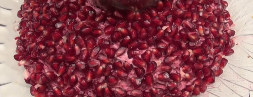 1. Этап. Гранатовый браслет рецепт классический: Сверху посыпьте салатик гранатовыми зернышками. Теперь осталось аккуратно вынуть стаканчик.