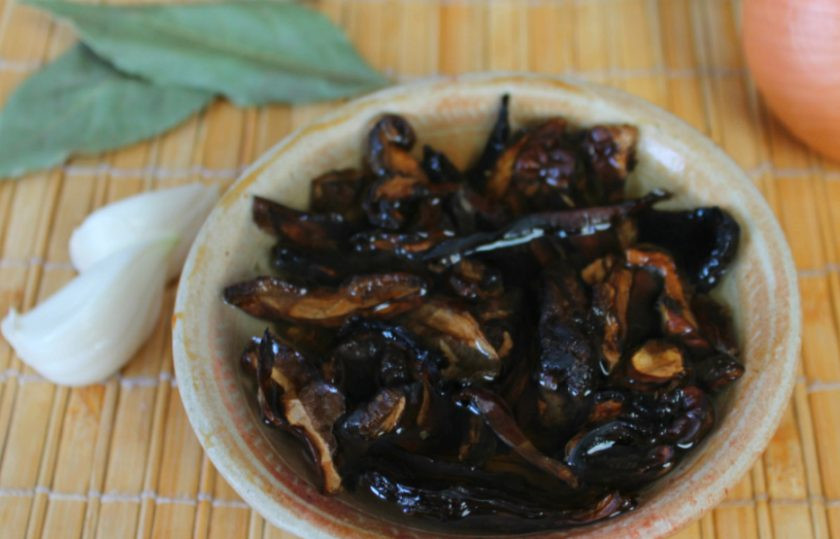 1. Этап. Тушеные свиные почки: Сухие грибы заливаем водой и оставляем на 15-20 минут.