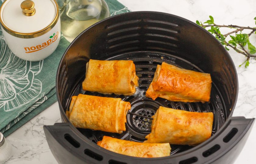 1. Этап. Лаваш с творогом в аэрогриле: Активируйте температуру в 180 градусов и запеките десерт примерно 10-12 минут. Время приготовления напрямую зависит от вашей техники и величины заготовок.