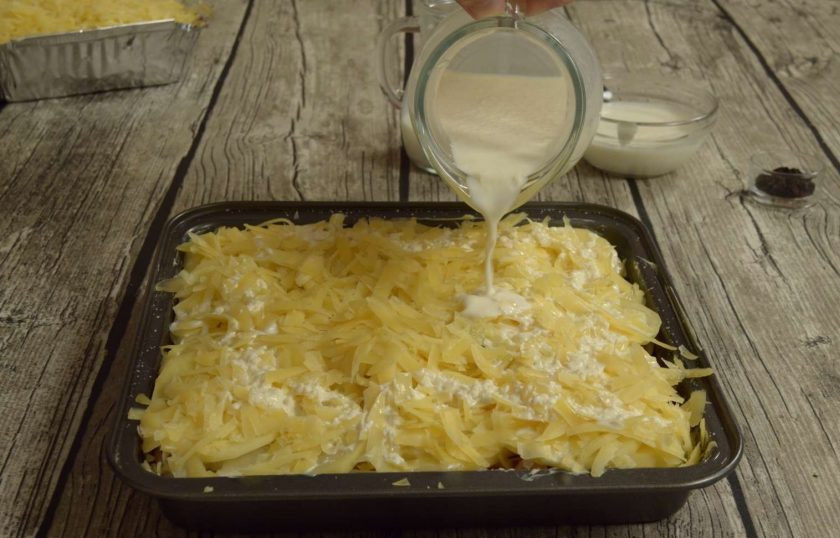 1. Этап. Французское мясо: 7. Смешайте майонез с молоком (тогда лучше не промазывать слои майонезом) и залейте содержимое так, чтобы соус едва покрыл поверхность.