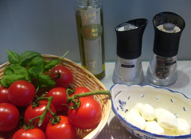 1. Этап. Помидоры, запеченные с моцареллой: Помидоры окуните в кипящую воду и снимите кожицу. Затем срезаем ножом часть с плодоножкой, вынимаем ложкой мякость.