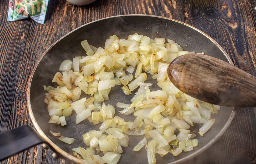 1. Этап. Паштет из куриной печени с апельсиновым желе: Лук нарежьте кубиком, обжарьте до мягкости в растительном масле.