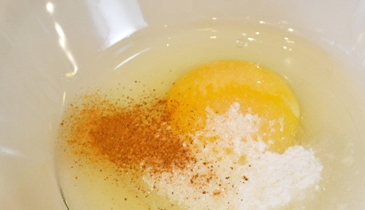 1. Этап. Блины с корицей: В глубокую миску разбить яйцо и добавить к нему сахар, корицу и соль. Можно добавить соды на кончике ножа.