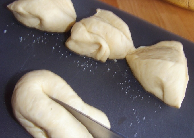 1. Этап. Булочки-сердечки с сахаром: Разрезаем тесто, как на фото.