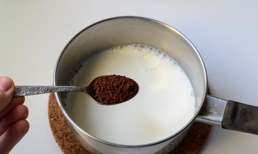 1. Этап. Эклеры с шоколадным кремом: Теперь готовим крем. Поставьте на огонь молоко и добавьте растворимый кофе.