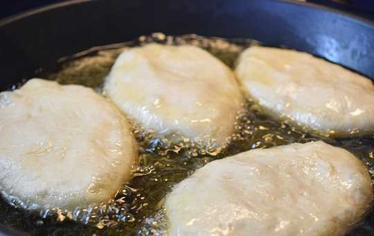 1. Этап. Пирожки, тающие во рту: 15. На сковороде разогрейте растительное масло как следует. Выложите пирожки, жарьте их на среднем огне под крышкой.