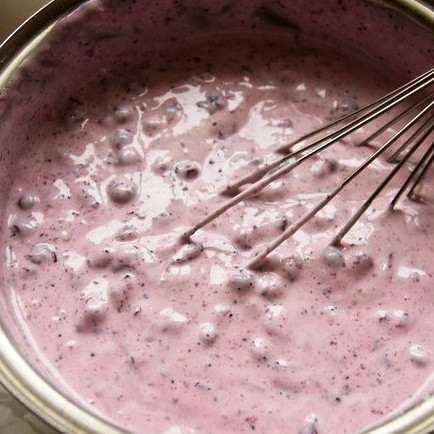 1. Этап. Черничный пирог с творогом: А пока тесто в духовке - займемся начинкой. Она, опять же, готовится до безумия просто: смешиваем творог, ванилин, сахар, сметану и чернику. Смешиваем при помощи венчика.