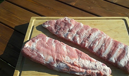 1. Этап. Свиные ребра в яблочном соке: Свиные ребра помыть, обсушить. Убрать пленку с внутренней стороны ребер.