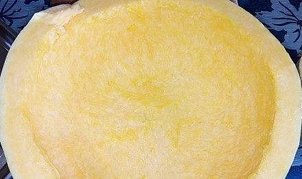 1. Этап. Необычная каша из тыквы: 1. Разрежьте тыкву и очистите ее от семян, срежьте кожуру.