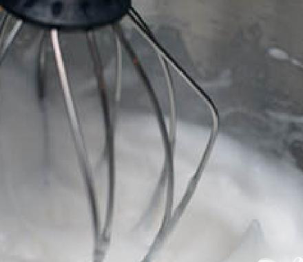 1. Этап. Мятно-шоколадный мусс: 5. В другой большой сухой миске взбить яичные белки с винным камнем миксером на средней скорости, постепенно увеличивая ее до высокой.