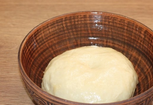 1. Этап. Закусочные пирожки с рубленной индейкой: 8. Вымешиваем гладкое не липнущее к рукам тесто. Смазываем чистую миску и тесто подсолнечным маслом (0,5 ст. л.). Закрываем миску пленкой и ставим в теплое место для подъема теста в 2,5 раза.