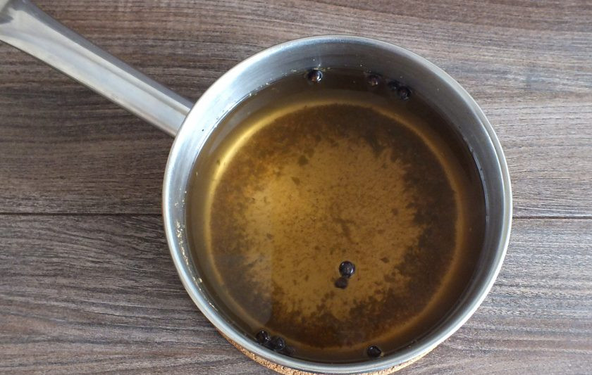 1. Этап. Буженина с клюквой: Приготовьте рассол. В сотейник налейте воду, добавьте адыгейскую соль, несколько штук можжевеловых ягод. Поставьте на огонь. После закипания проварите 2-3 минуты. Снимите с огня. Охладите.