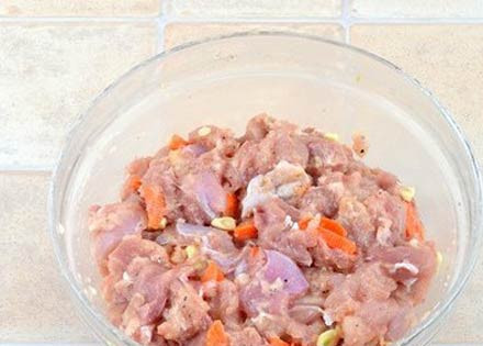 1. Этап. Куриный рулет в желе: 4. Все как следует перемешать (лучше рукой, а не ложкой), чтобы желатин хорошо растворился, а мясо напиталось специями.