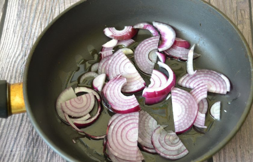 1. Этап. Фриттата по-испански: Влейте на сковороду 2 ст. ложки оливкового масла, нарежьте лук полукольцами, обжарьте.