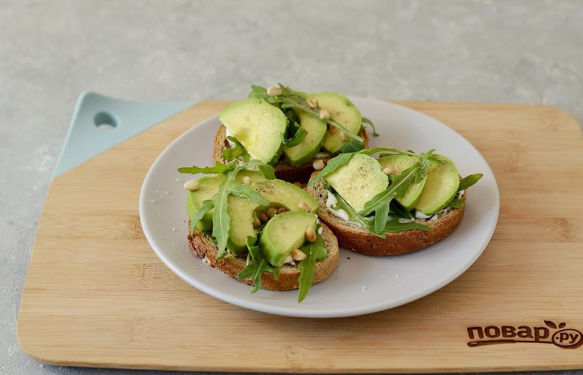 1. Этап. Бутерброд с авокадо: Сверху посыпьте бутерброды поджаренными кедровыми орешками. Сбрызнете лимонным соком, приправьте солью и перцем по вкусу.