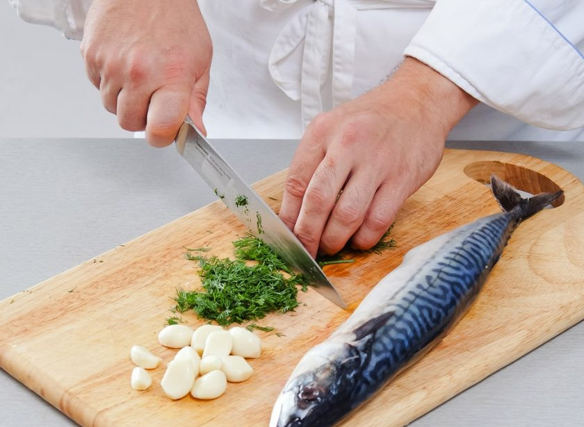 1. Этап. Скумбрия под чесночным соусом: 1. Очистите зубчики чеснока, вымойте укроп и нарубите его мелко. Вымойте рыбку, разрежьте брюхо и удалите внутренности, хорошенько промойте и оботрите салфетками, посолите и поперчите.