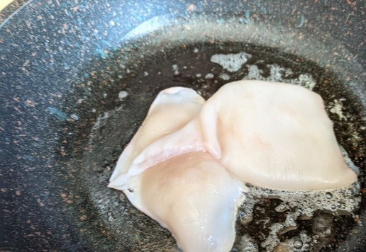 1. Этап. Салат Дары Посейдона: Кальмары чистим. И обжариваем по одной тушке на сливочном масле на среднем огне по 1 минуте с каждой стороны.