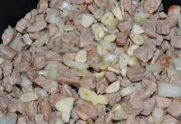 1. Этап. Свинина с кабачками и помидорами: 1. Мясо режем порционными кусочками, солим перчим, и обжарим на растительном масле. Когда лишняя жидкость уйдет - добавим сначала лук и чеснок, а потом и мелко порезанный кабачок. Обжарим.