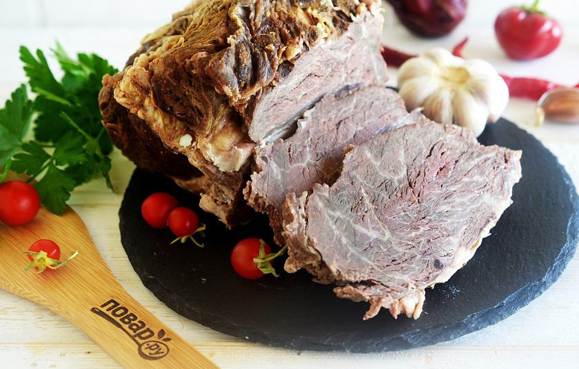 1. Этап. Баранья лопатка в соляной корочке: 6. Мясо нарежьте и подавайте с овощами, зеленью и картофелем. Приятного аппетита!