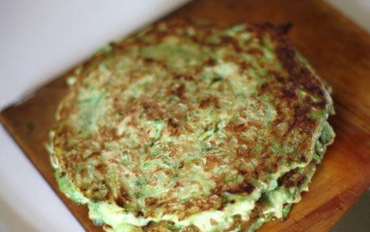 1. Этап. Торт из кабачков: Складываем испеченные кабачковые блинчики в стопку.