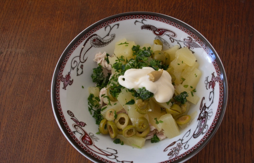 1. Этап. Салат Универсальный: Добавьте в салат измельченную зелень и заправьте его майонезом с горчицей. Соль и перец добавлять не надо.