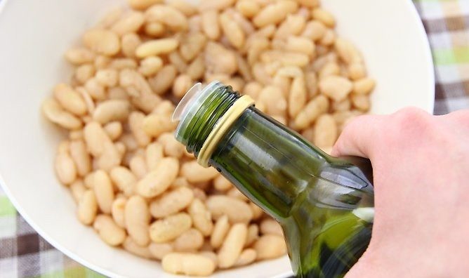 1. Этап. Салат с фасолью и помидорной сальсой: 8. Фасоль заправьте оливковым маслом, перемешайте. Можно также добавить соль и перец. Выложите сверху сальсу и салат готов.