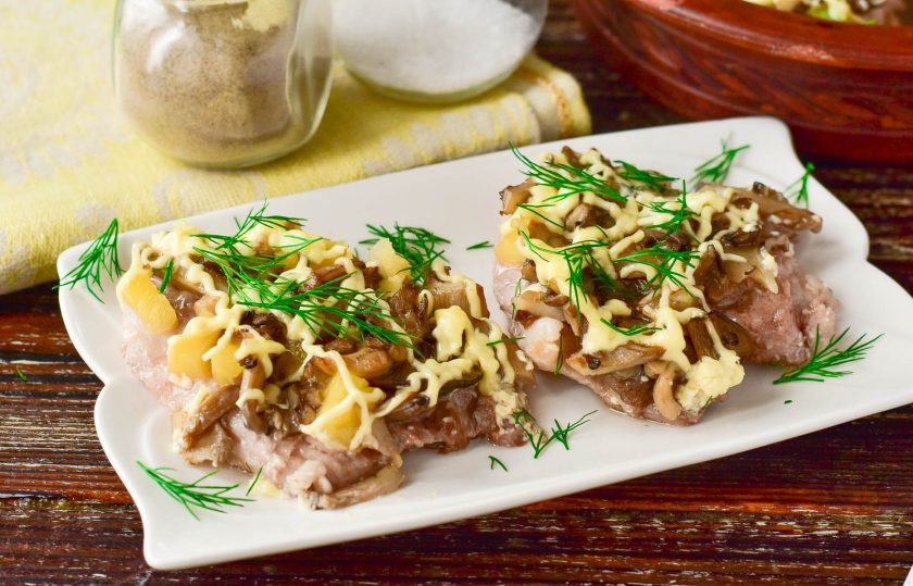 1. Этап. Свинина с ананасами и грибами в духовке: Свинина с ананасами и грибами готова! Приятного аппетита!