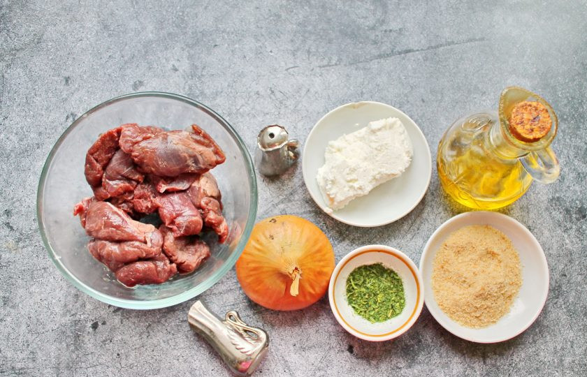 1. Этап. Котлеты из бобра: Для котлет из бобра нам понадобятся эти ингредиенты.